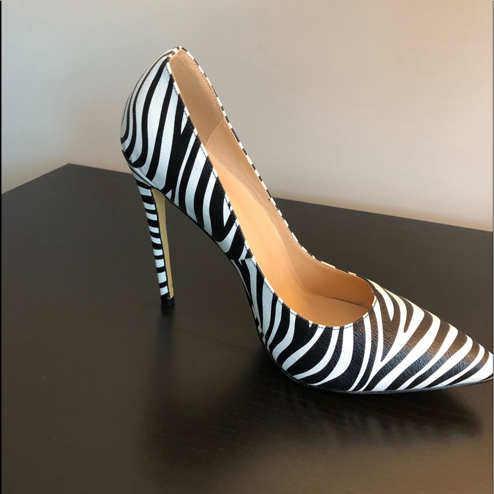 3.5-4 inch stiletto heel, runs narrow size 9